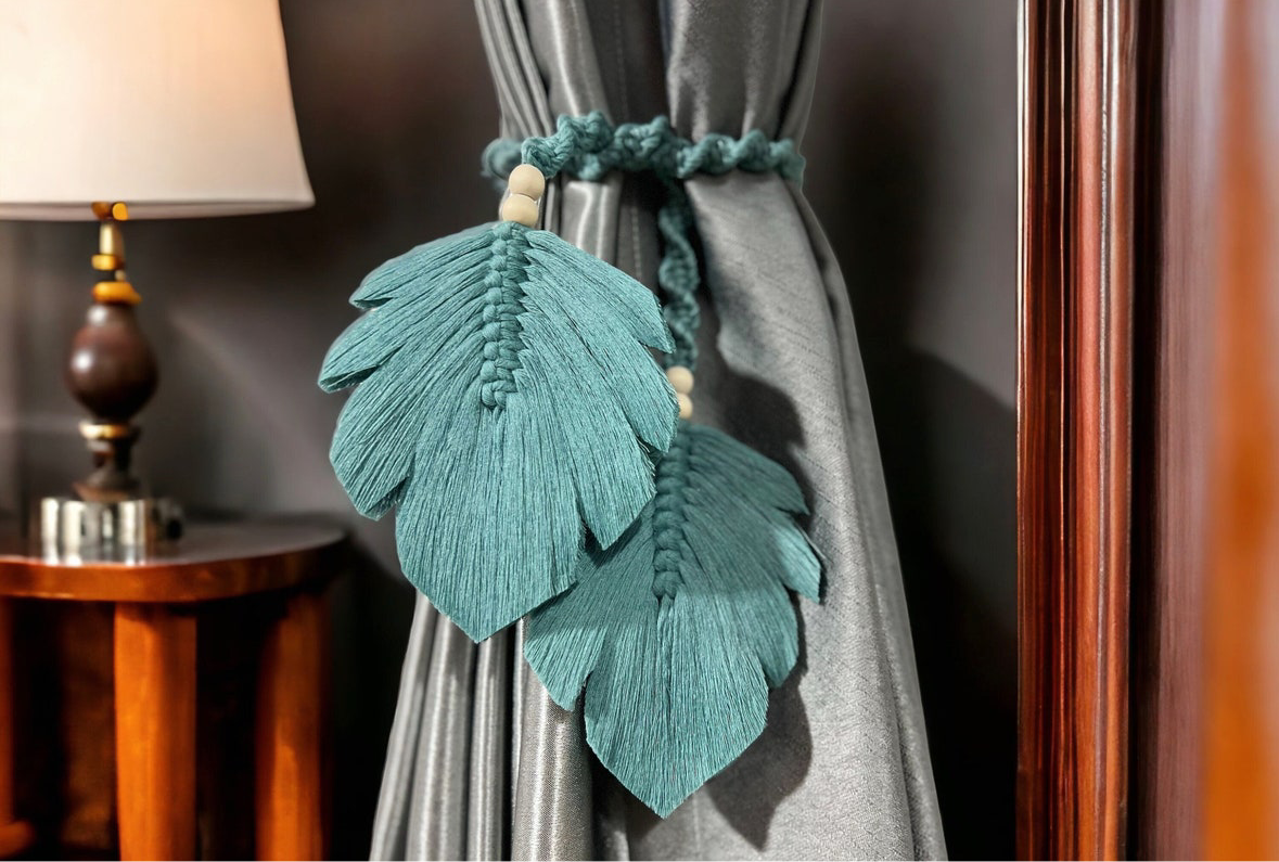 Monstera feather curtain holder