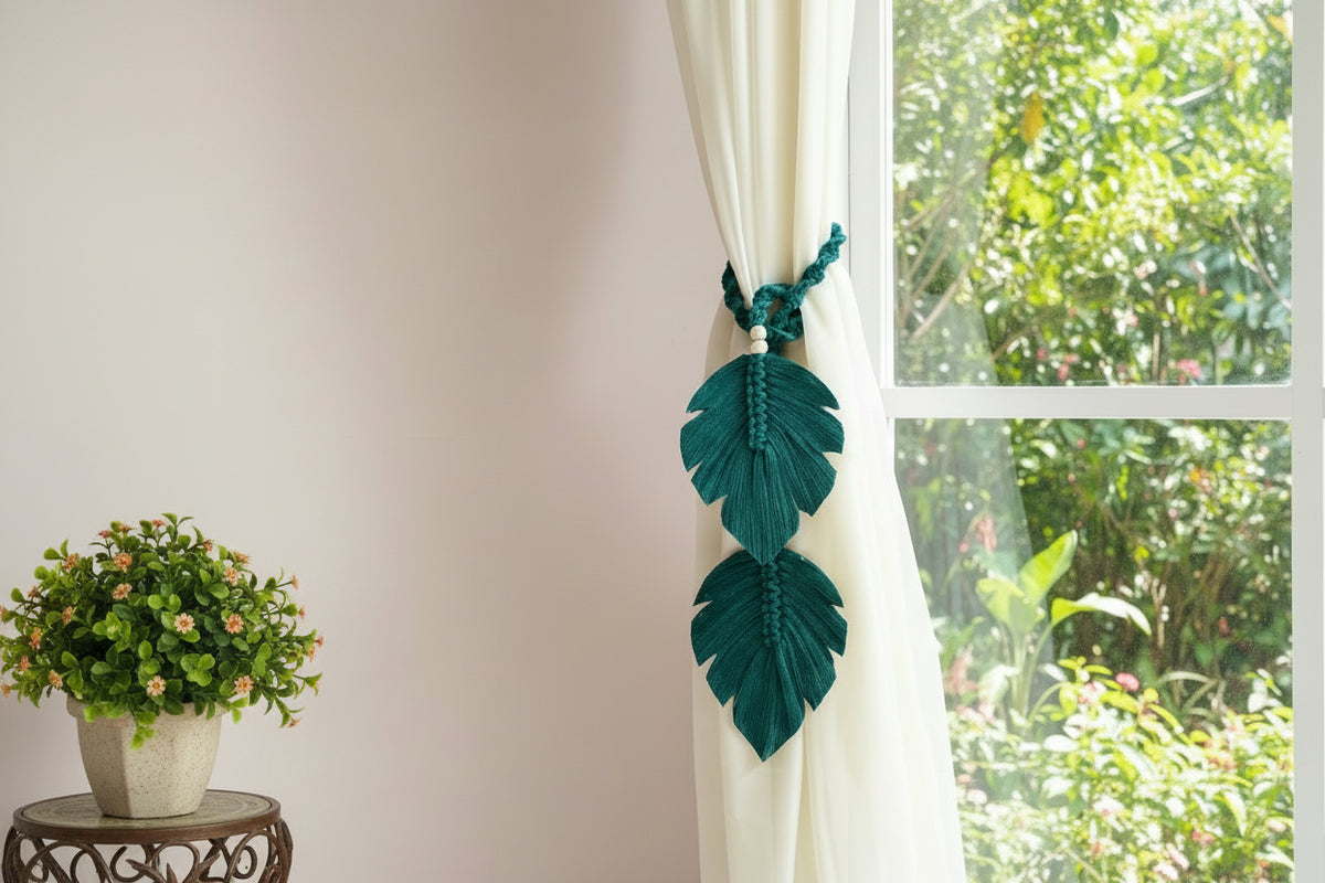 Monstera feather curtain holder